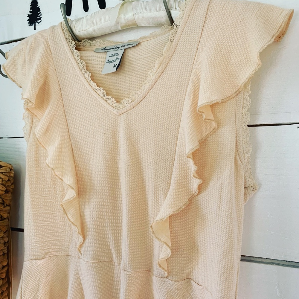 Peach 🍑 Ruffle and Lace Top by 🇺🇸 American Rag - Women’s Medium ♥️🍁 - Picture 3 of 6
